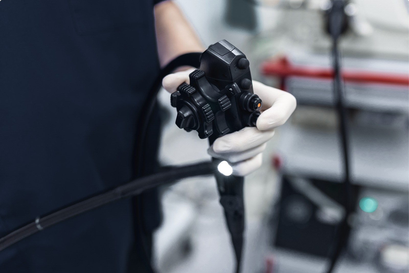 Endoscope reconditionné tenu par un technicien